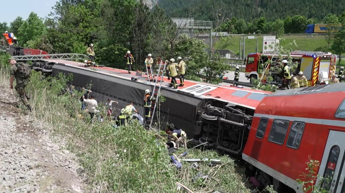 Při nehodě vlaku na jihu Bavorska tři lidé zemřeli, je mnoho zraněných